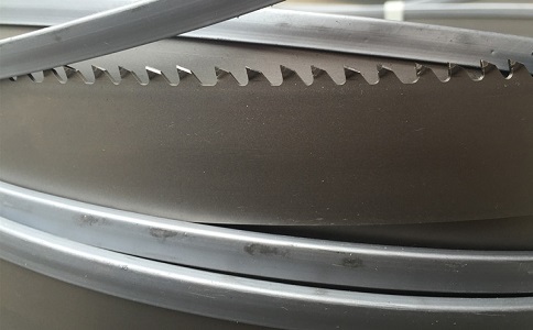 牡丹江为何在切割硬度高的钛合金材料时需要将带锯条切削液的浓度加高？